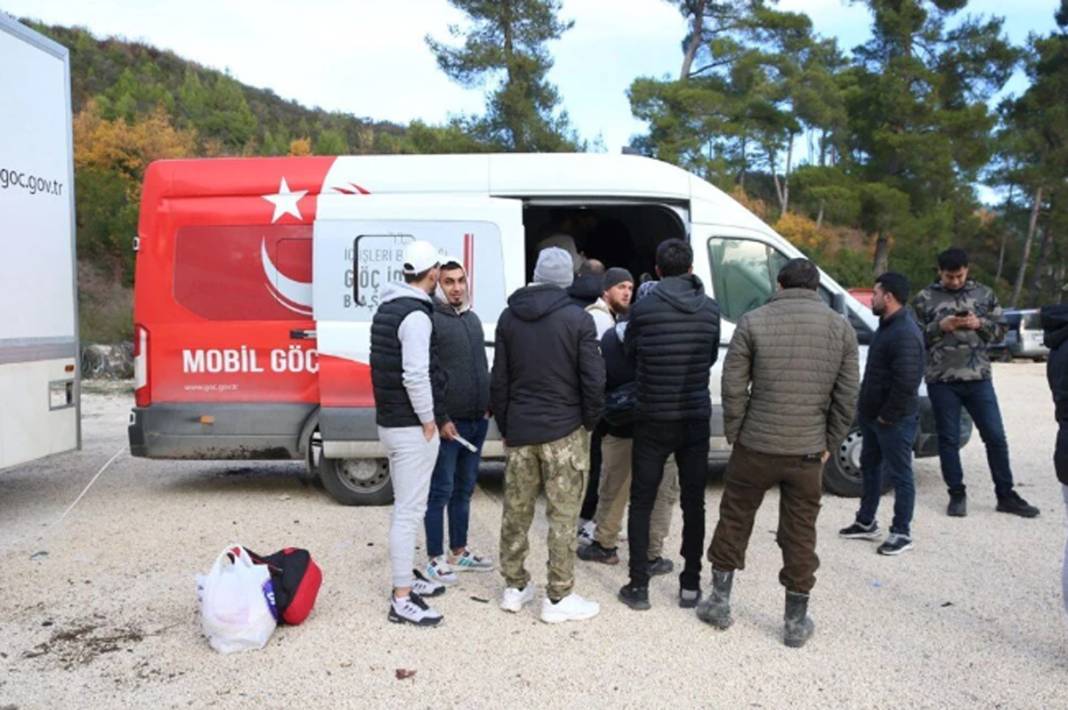 Suriyeliler ülkelerine dönmeye devam ediyor: Yayladağı Hudut Kapısı 11 yıl sonra yeniden açıldı 5